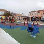 Equipamiento deportivo y urbano, parques infantiles.